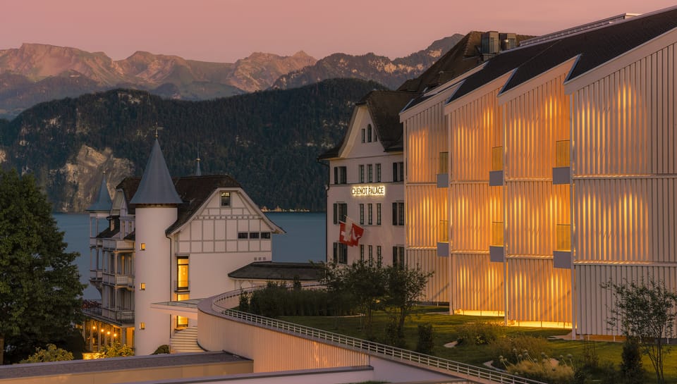 Chenot Palace Weggis au crépuscule, surplombant le lac de Lucerne en Suisse