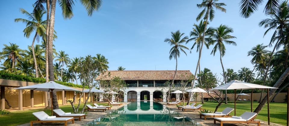 La sublime piscine à débordement du site Kayaam House surplombe l'océan Indien.