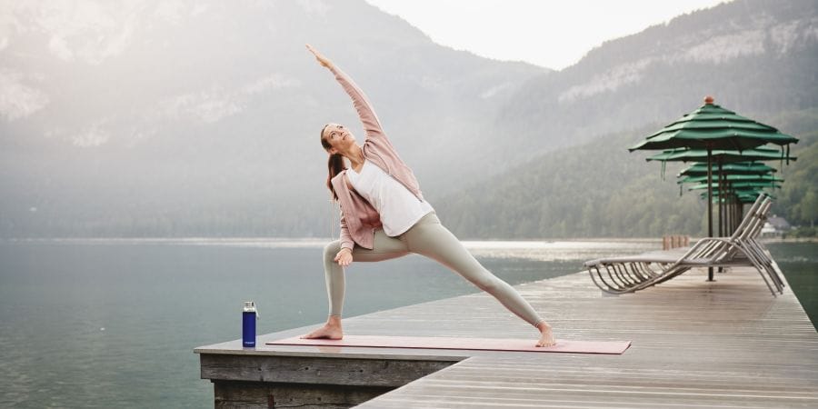 Yoga sur la jetée à Mayrlife en Autriche